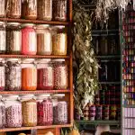 mausteet-taydellisessa-jarjestyksessa-kaytannollisia-ideoita-mausteiden-kompaktiin-ja-katevaan-sailytykseen.jpg